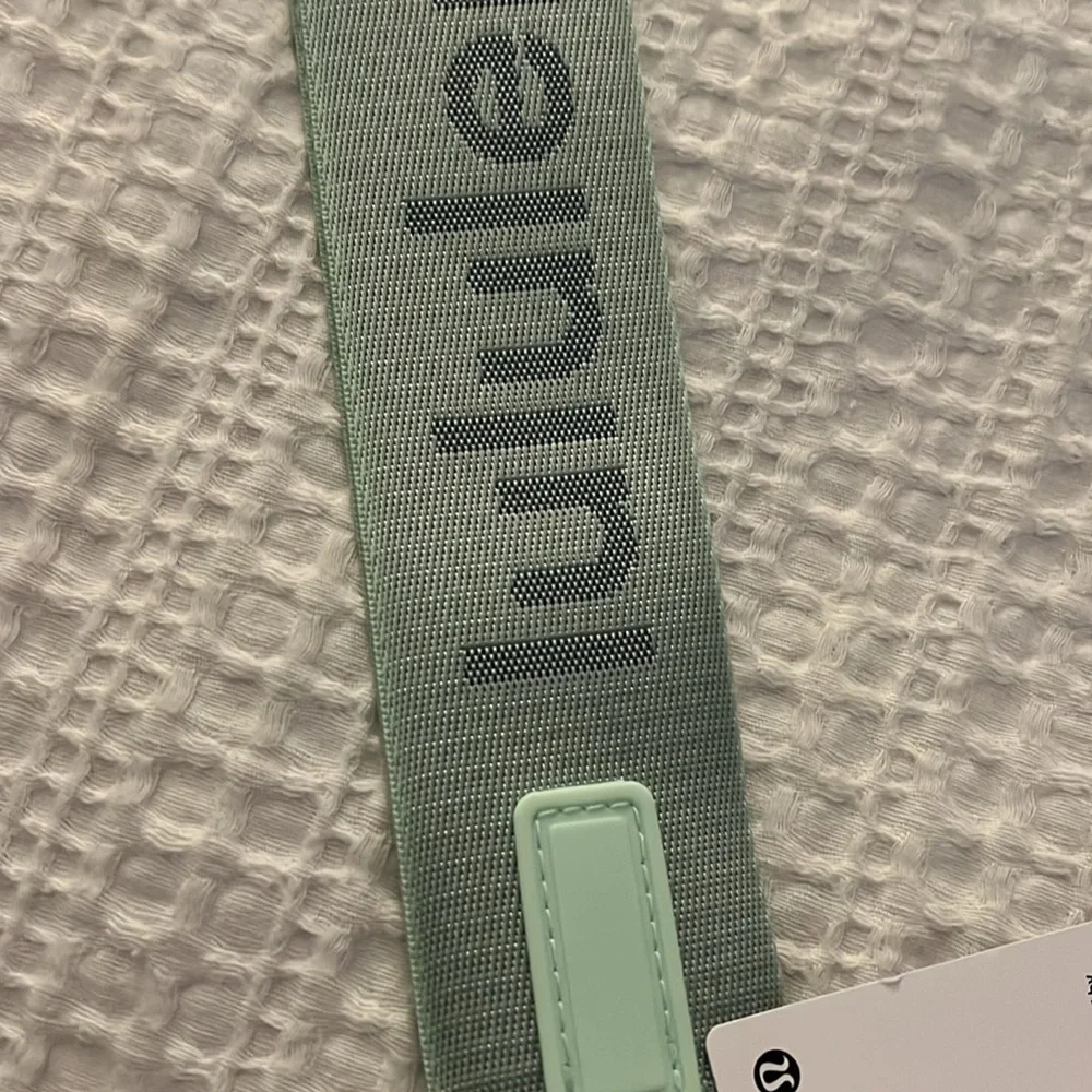 🩵Lululemon mint moment/pitch blue never lost keychain!!!!! NWT!! My fav color🩵 - Picture 6 of 7